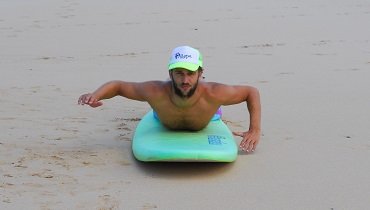 Mit Körperspannung und Blick nach vorn paddelst du am effektivsten. Mit Körperspannung und Blick nach vorn paddelst du am effektivsten.