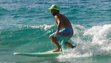 Wenn die Welle noch nicht angebrochen ist, dann surfe vom höchsten und steilsten Punkt zum niedrigsten der Welle. Wenn die Welle noch nicht angebrochen ist, dann surfe vom höchsten und steilsten Punkt zum niedrigsten der Welle.